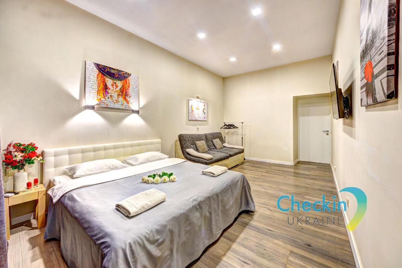 Two-Bedroom Apartment In The Center Near The National Sports Complex “Olympiyskiy” Kiew Exterior foto